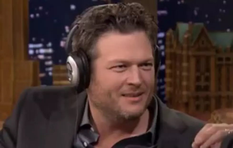 Blake Shelton Tunes Up for SNL By Playing &#8216;The Whisper Challenge&#8217; with Jimmy Fallon [VIDEO]