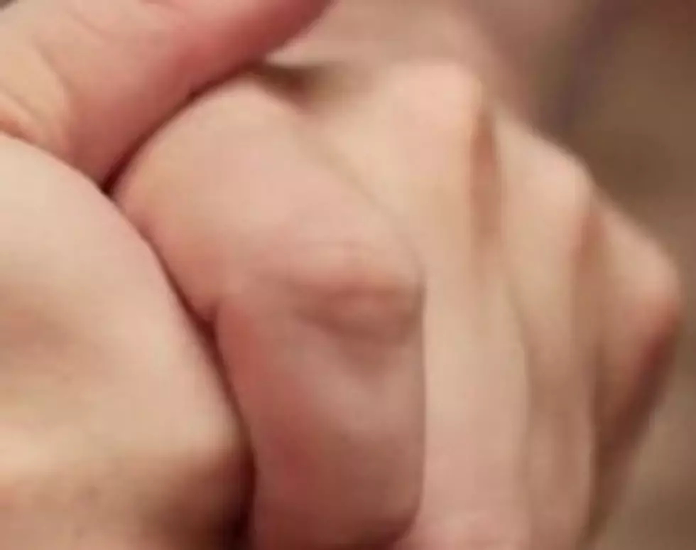Video Finally Answers the Question: Is It Okay To Crack Your Knuckles? [WATCH]