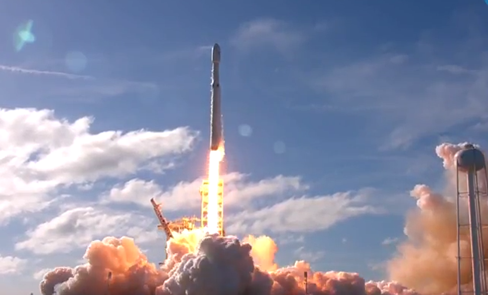 SpaceX Launches Largest Rocket ‘Falcon Heavy’ Into Orbit