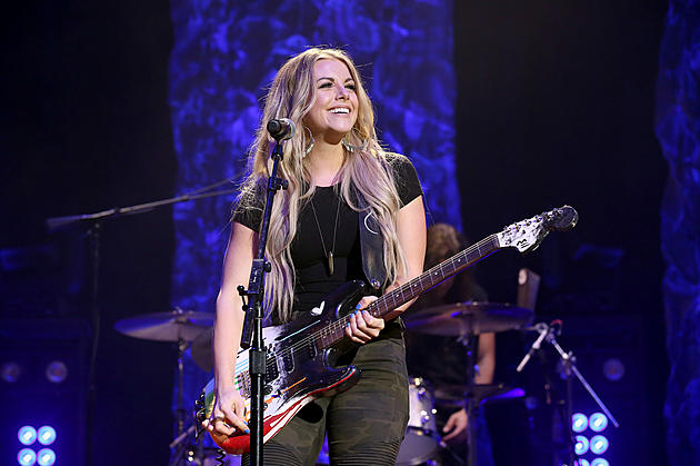 Lindsay Ell Posts Snapshot Hanging Out In Minnesota