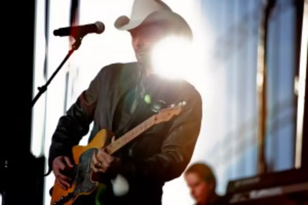 Brad Paisley Dropping Names This Day In Country Music &#8211; November 18th