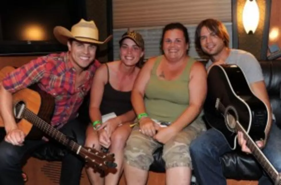 New Artist Dustin Lynch Sings For His Fans on Bus [VIDEO]