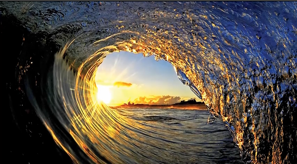 Photographer Shoot Amazing Surf Waves [VIDEO]