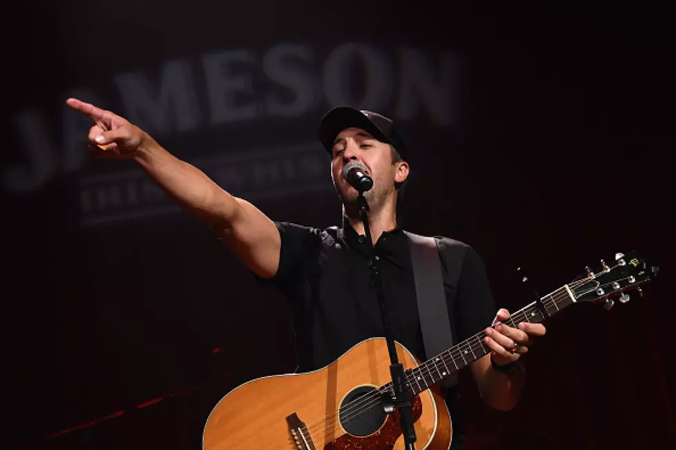 Luke Bryan Brings Precious Little Girl on Stage to Sing With Him [VIDEO]