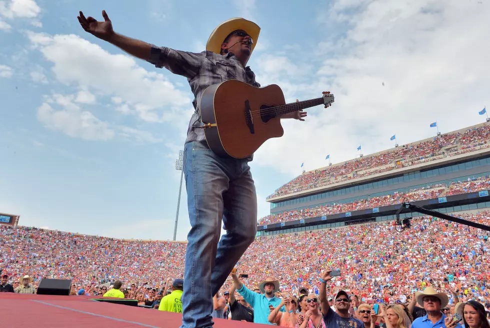 Watch Garth Brooks Learn to Call The Hogs Before His Show in Arkansas [VIDEO]