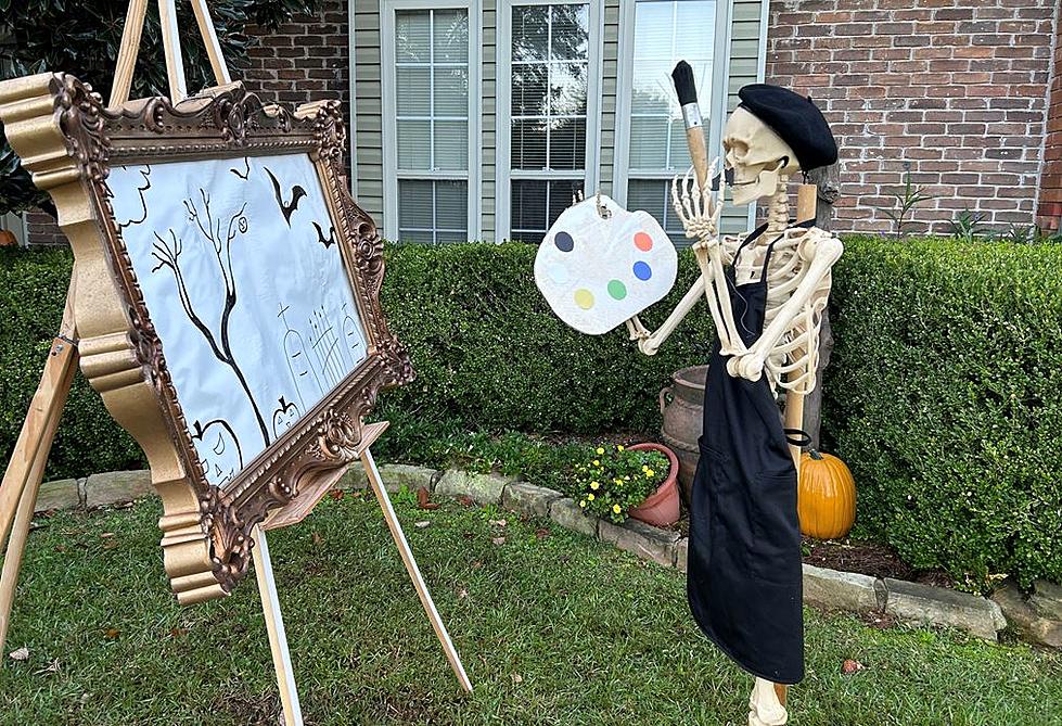 Bones the Skeleton is Turning Heads in Texarkana Neighborhood