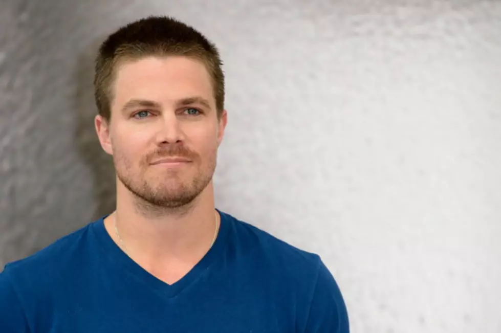 &#8216;Arrow&#8217; Star Stephen Amell Reaches Out to Fan Fighting Cancer in Texas