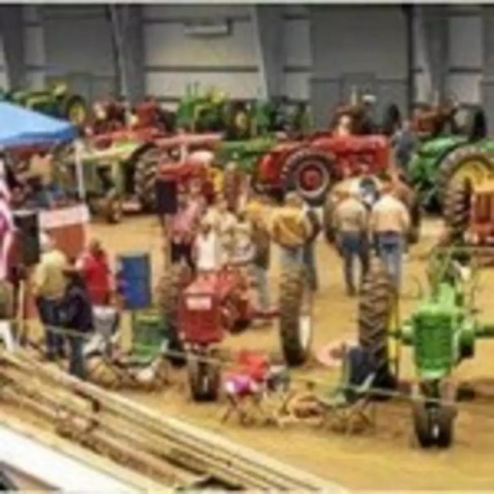 Halletsville Hosts Antique Tractor Show