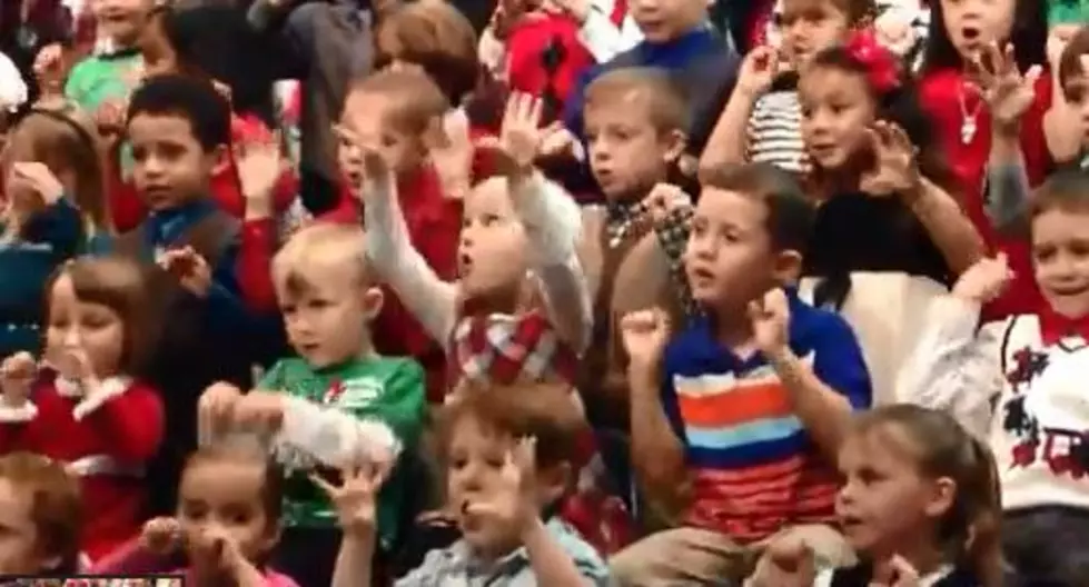 Little Girl Signs Christmas Concert For Deaf Parents [VIDEO]