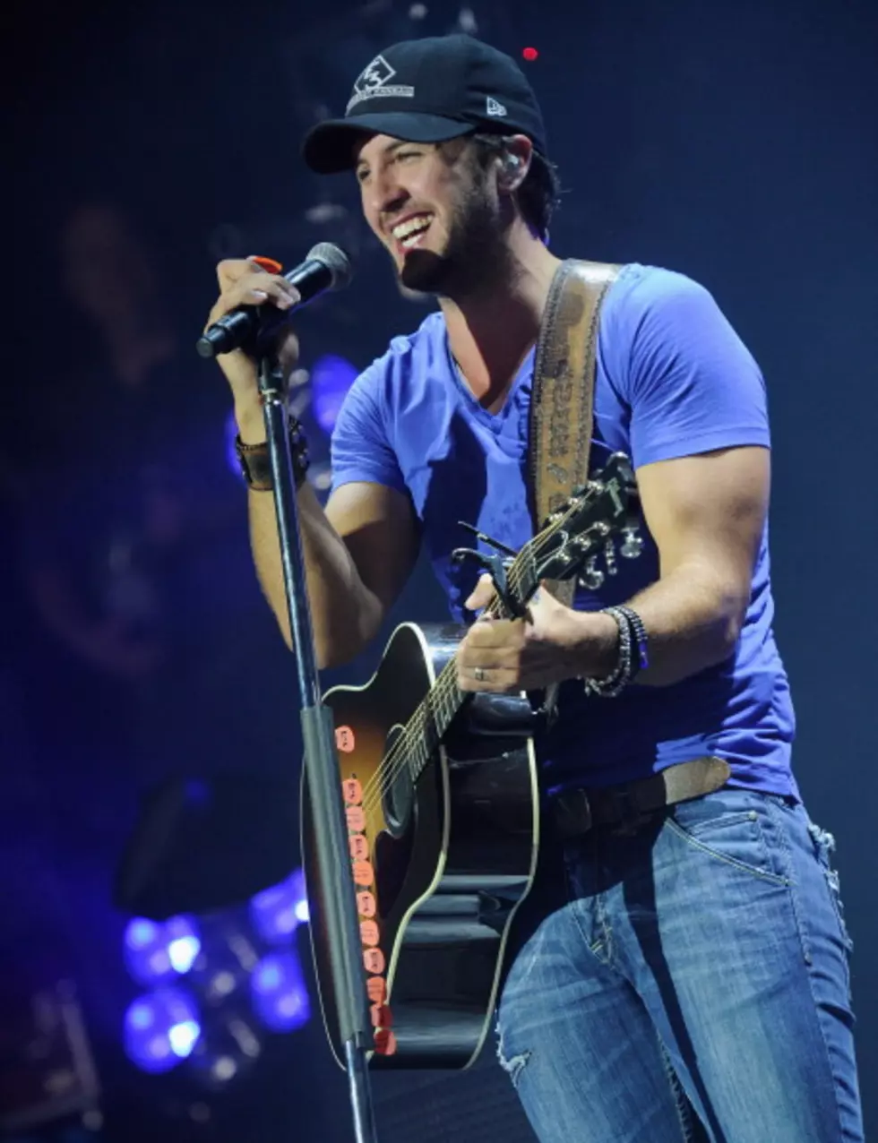 Luke Bryan Challenges The Henningsens on Today’s Daily Duel
