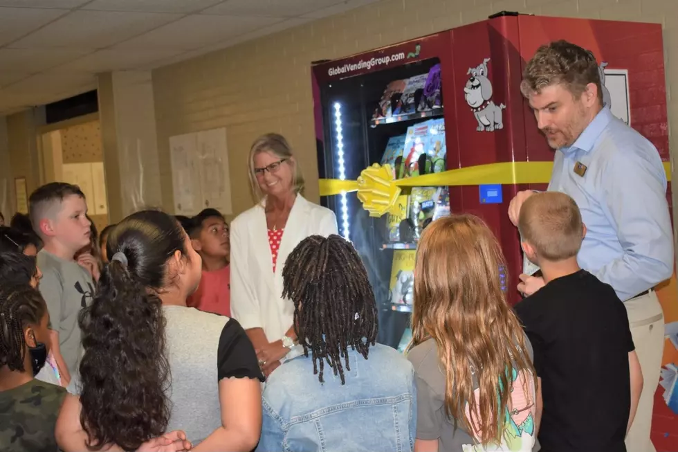 Kids at Chandler Elementary in Kilgore, TX Excited About Book Vending Machine