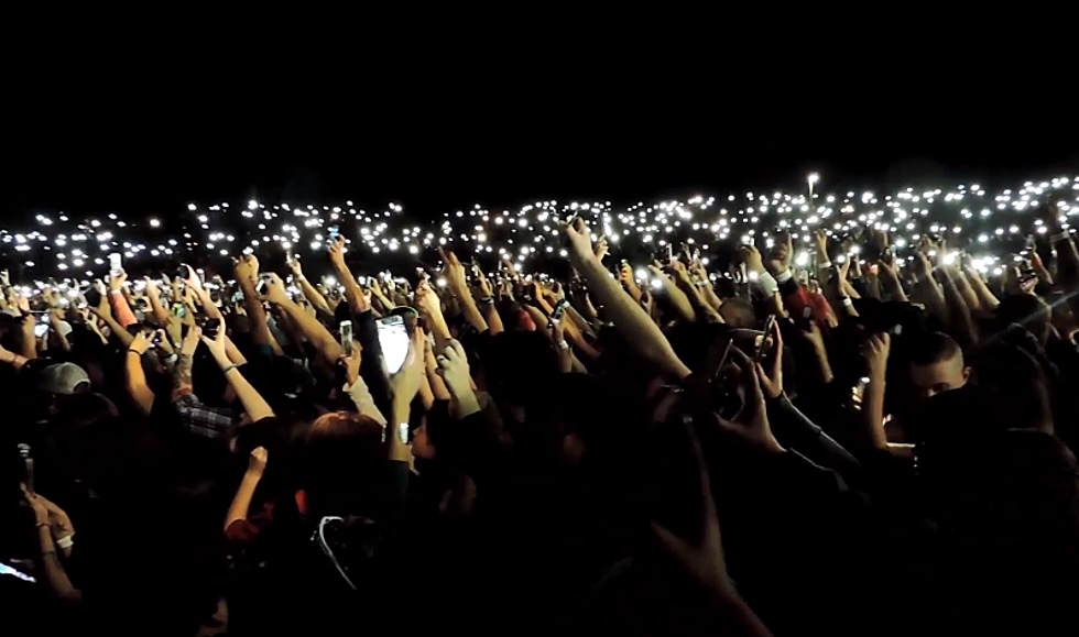What It Looks Like When 1,000 People Turn on Their Cell Phone Lights at the Lonestar Amphitheater [Video]