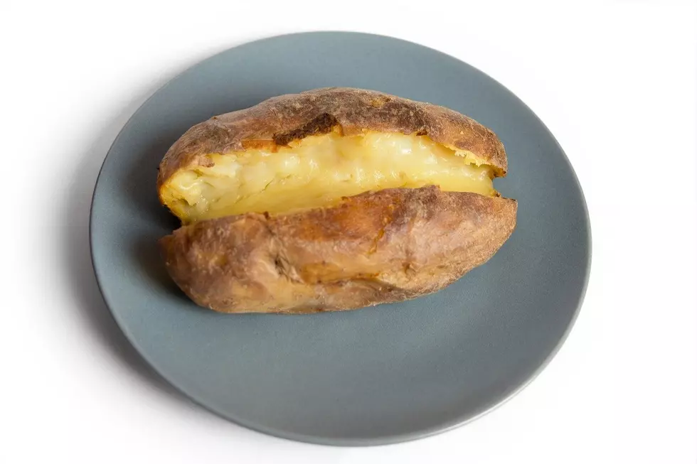 [WATCH] Crazy Karen Hisses At Applebee's Server Over Baked Potato