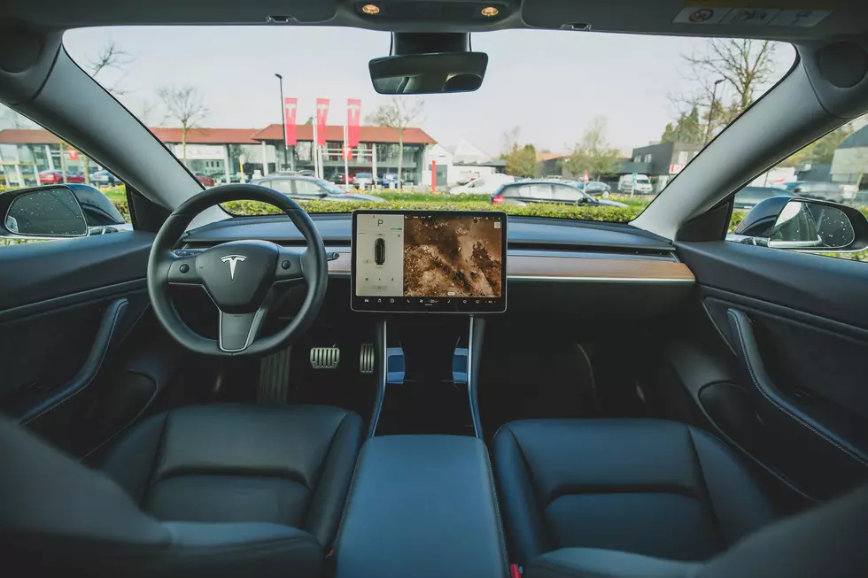 [WATCH] Tesla Autopilot Feature Nearly Causes Collision With Officer
