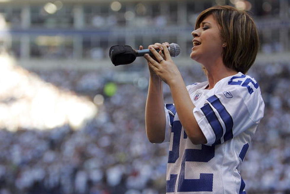 Kelly Clarkson Sings “Get Up (A Cowboys Anthem)”