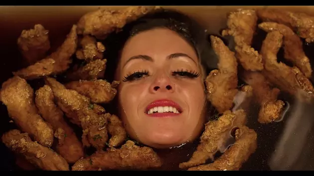 A Woman Dips Her Chicken Strip Into Her Soft Drink Goes Viral