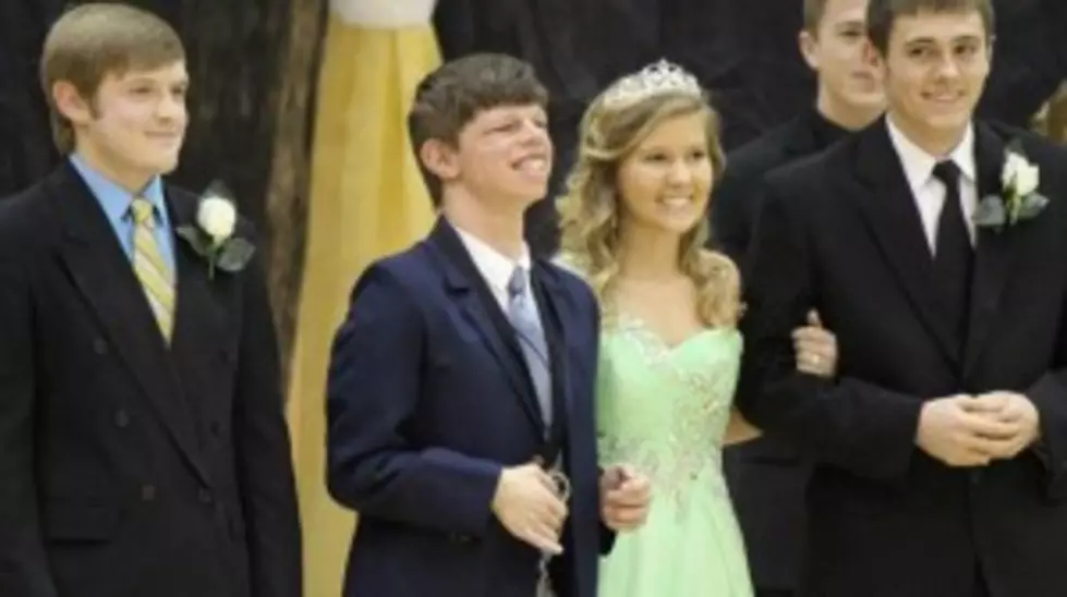Homecoming King Nominees Give Crown to Another Student