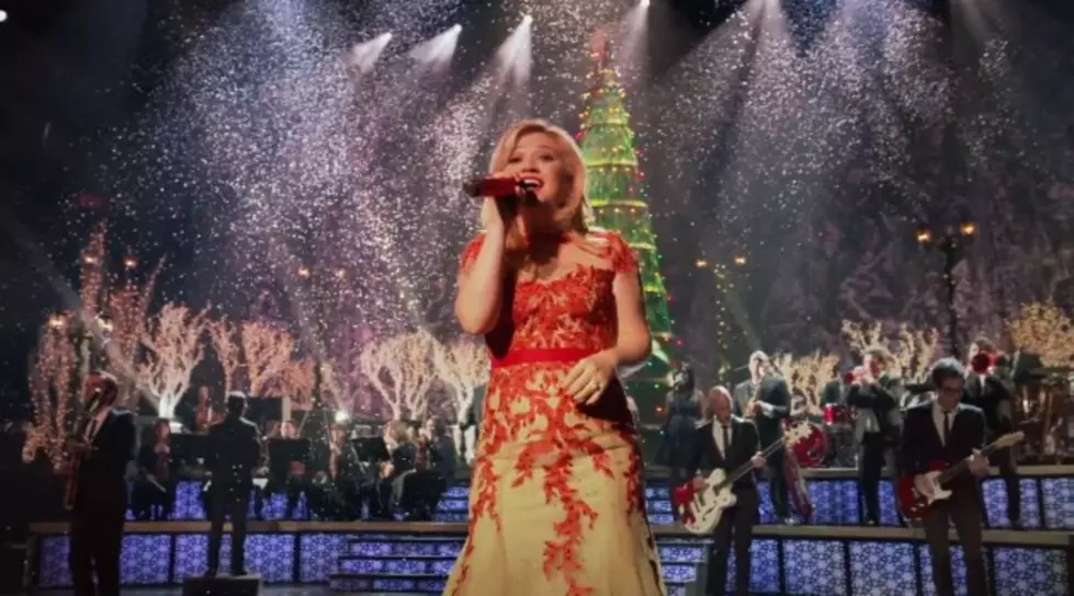 Kelly Clarkson&#8217;s Christmas Special Is Coming! [VIDEO]
