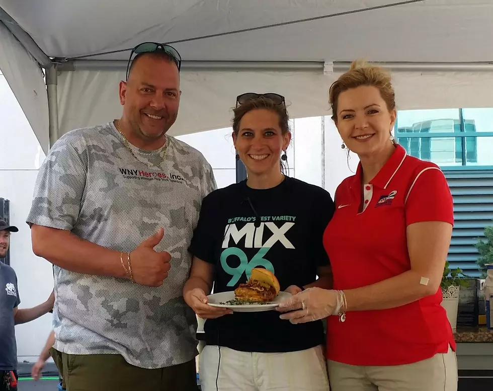 Laura Daniels Competes in Celebrity Burger Challenge at Taste of Buffalo 2016 [PHOTOS + VIDEO]