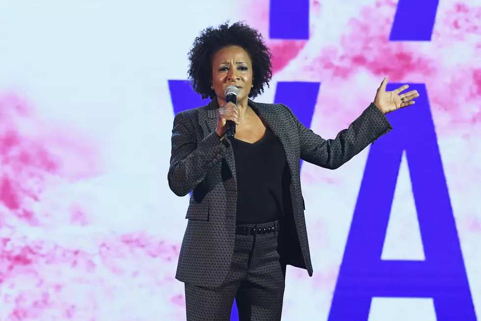 Wanda Sykes takes the Hot Ones challenge.