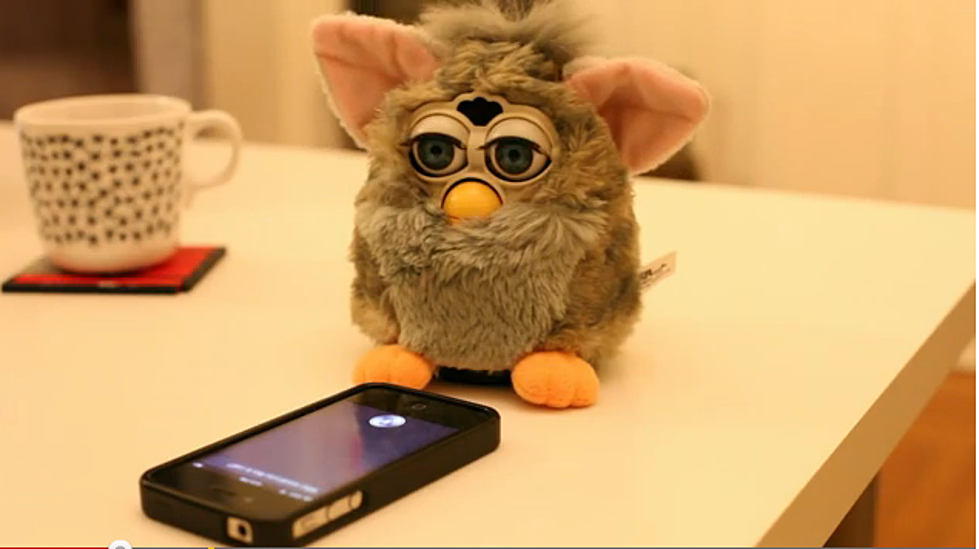 Furby and iPhone’s Suri Have a Conversation [VIDEO]