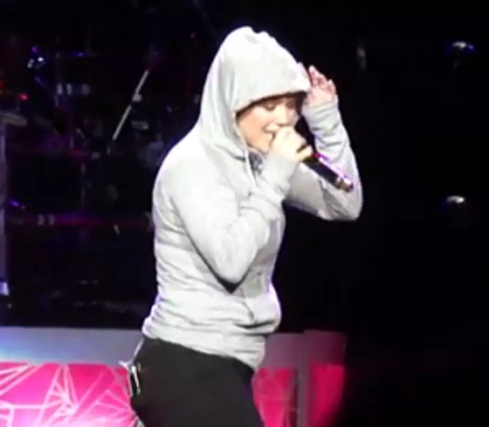 Kelly Clarkson Covers Eminem&#8217;s &#8220;Lose Yourself&#8221; in Detroit [VIDEO]
