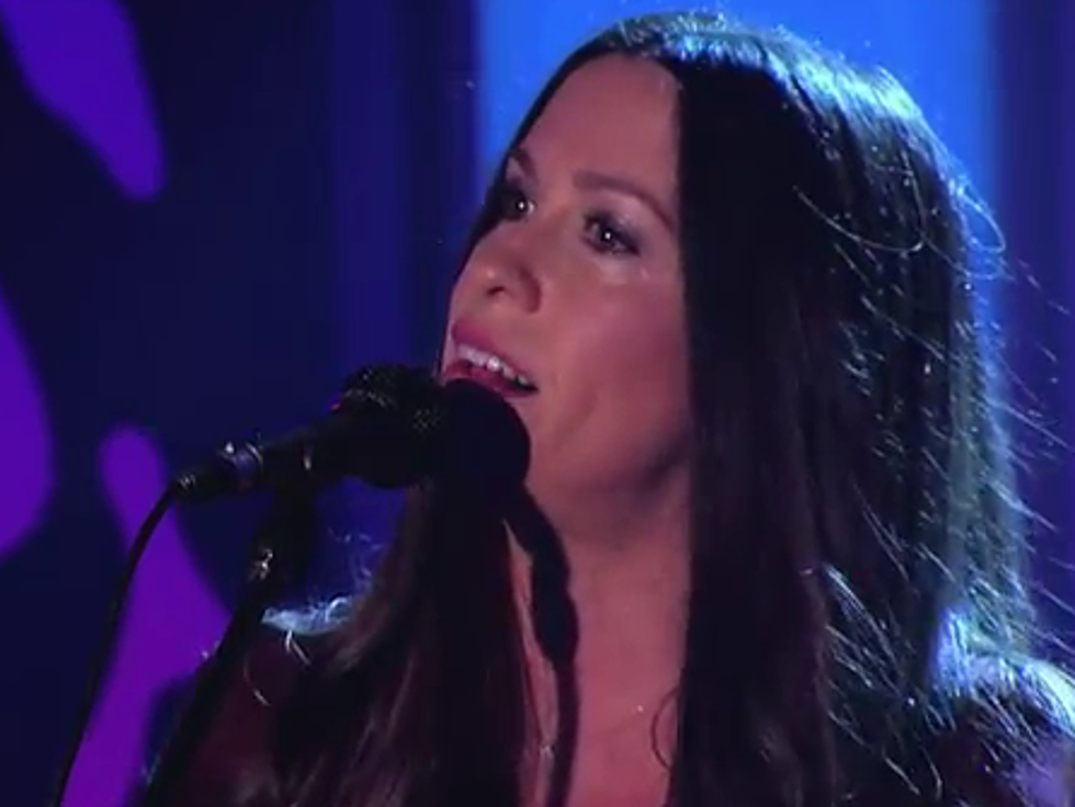 Alanis Morissette Performs Touching Cover of Green Day’s “Basketcase” On Jimmy Kimmel [VIDEO]