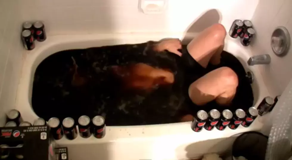 Man Bathes in More Than 300 Cans of Pepsi [VIDEO]