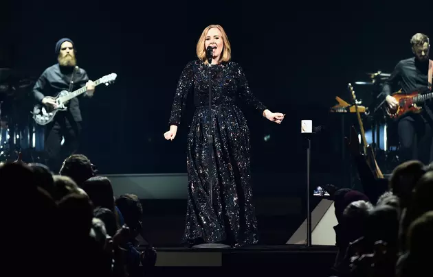Adele Brings Young Fan On Stage, it&#8217;s Confirmed She is the Coolest Singer Ever [VIDEO]