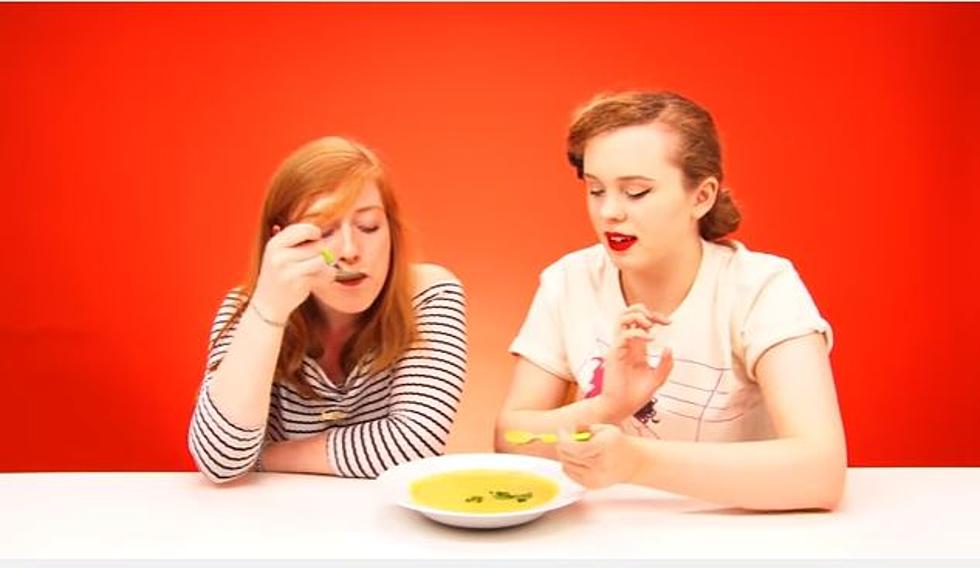 Irish People Try Items From a Thanksgiving Meal [VIDEO]