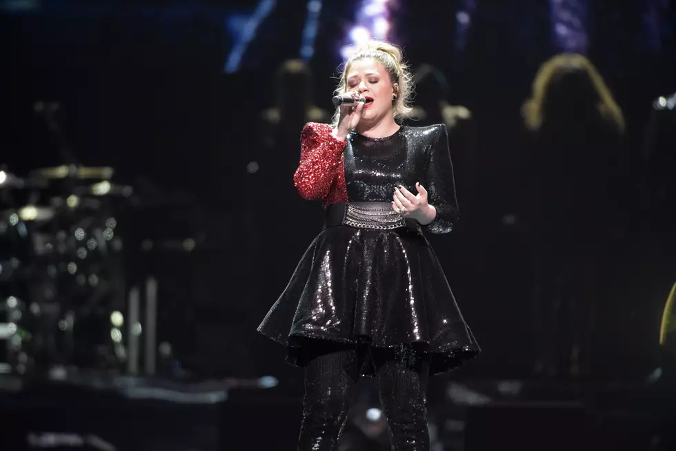 Kelly Clarkson Crushes Lady Gaga Song at Concert in Green Bay  [VIDEO]