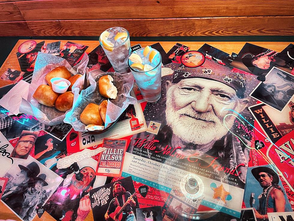 An Amazing Experience In &#8220;Willie&#8217;s Corner&#8221; At Texas Roadhouse In Lufkin [PHOTOS]