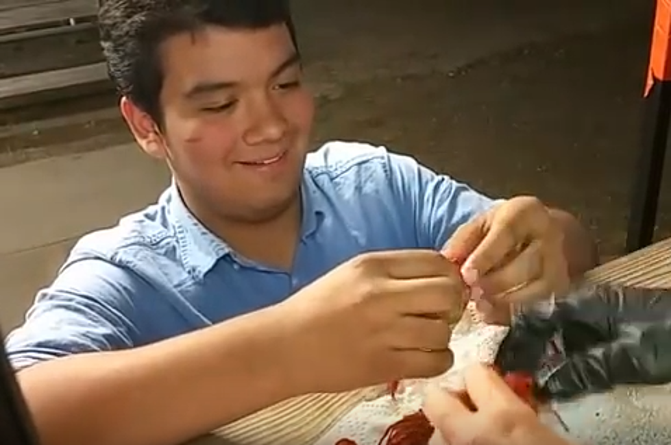 How to Peel and Eat Crawfish [VIDEOS]
