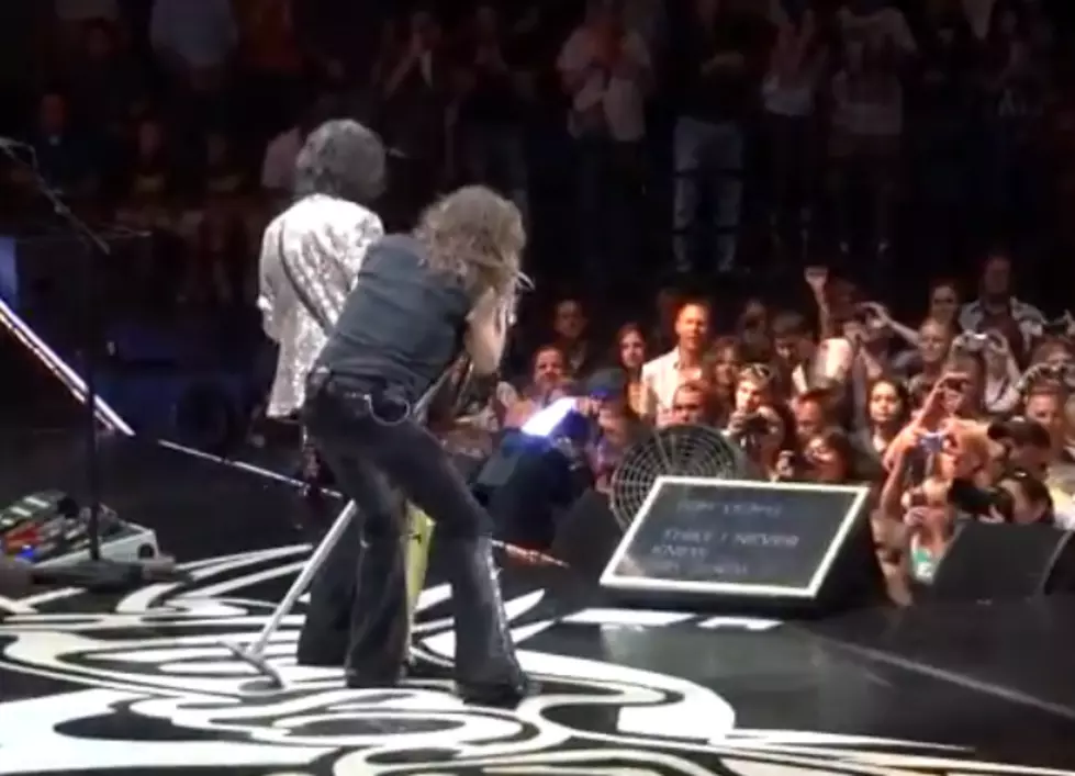 Aerosmith Uses the BIG Tele-prompter [VIDEO]