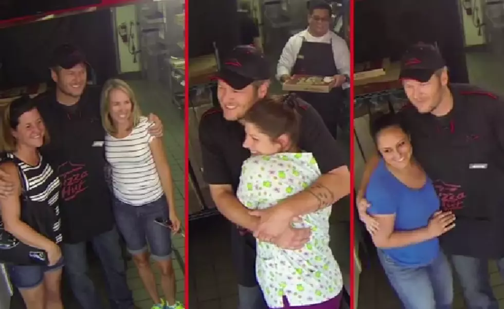 Blake Shelton Attempts to Prank Pizza Customers as ‘Stephen’ [VIDEO]