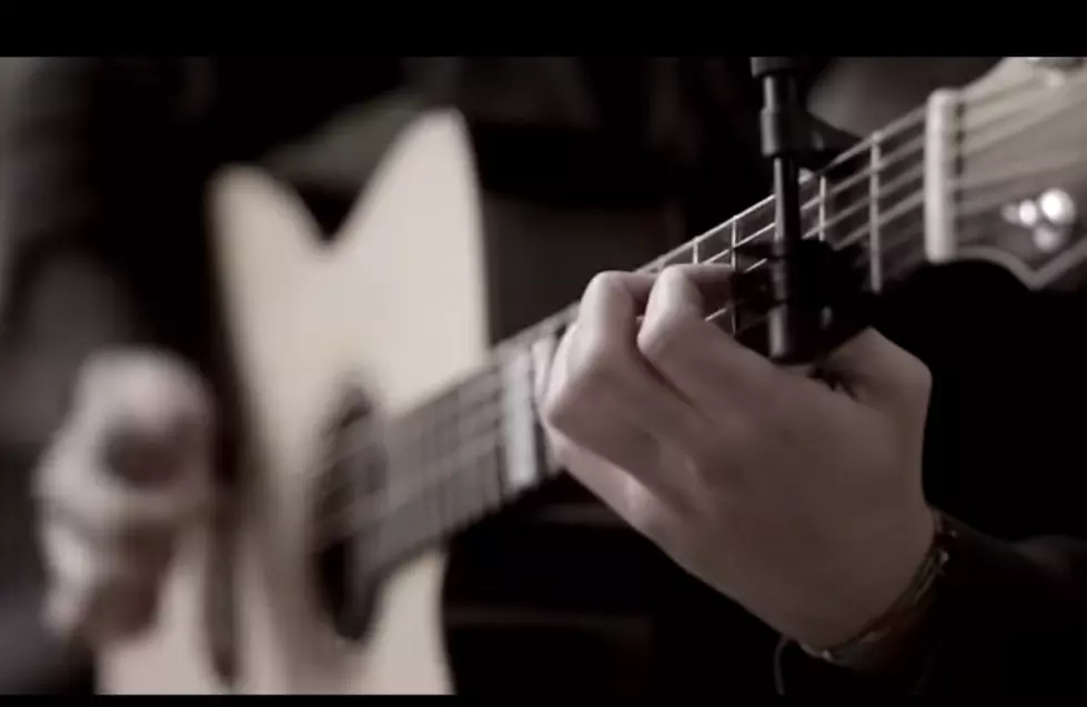 This One Man Acoustic Version of AC/DC’s ‘Thunderstruck’ Will Blow You Away [VIDEO]