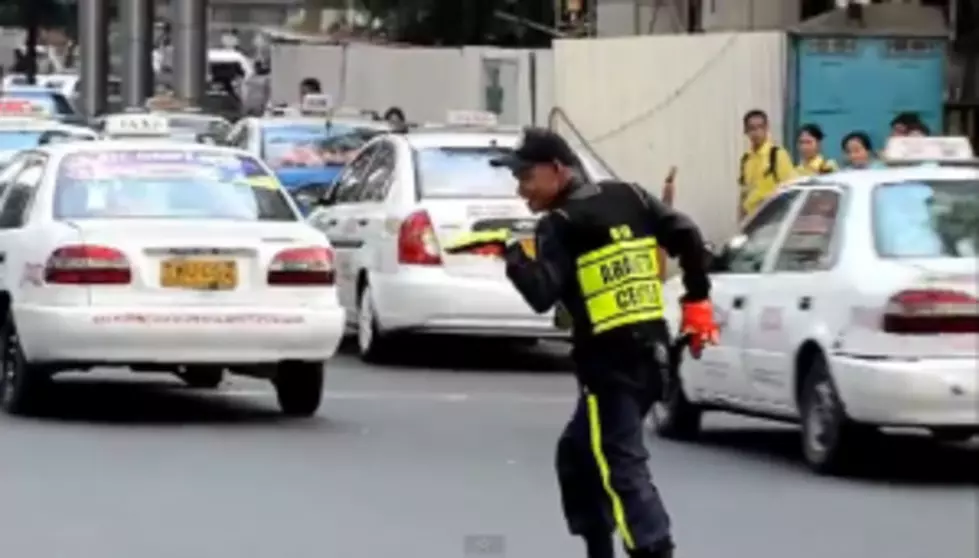 Filipino Traffic Cop Loves His Job, Do You? [POLL]