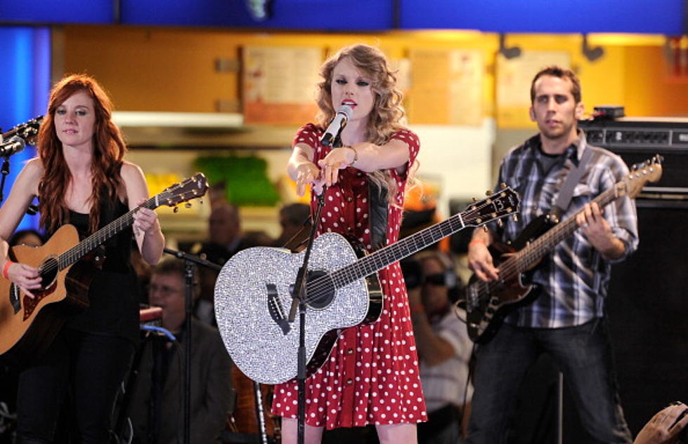 Taylor Swift Performs Live from Airport Terminal [VIDEO]