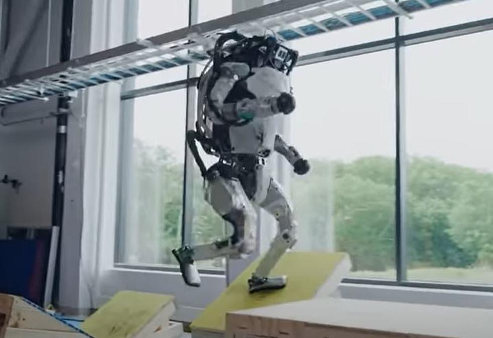 Watch Sci-Fi Worthy Boston Dynamics Robot Run Parkour Course