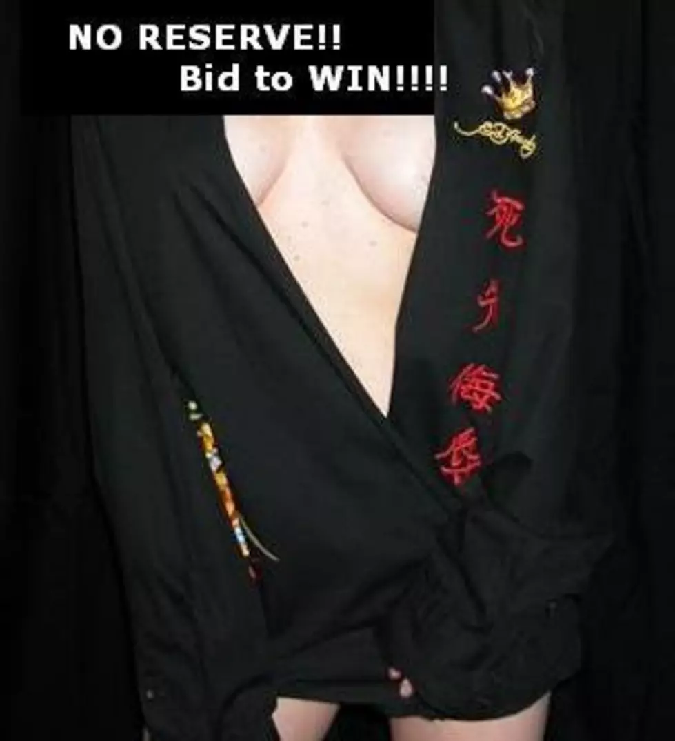 Naked Lady Sells Ex-Boyfriend&#8217;s Stuff On Ebay [PICS]