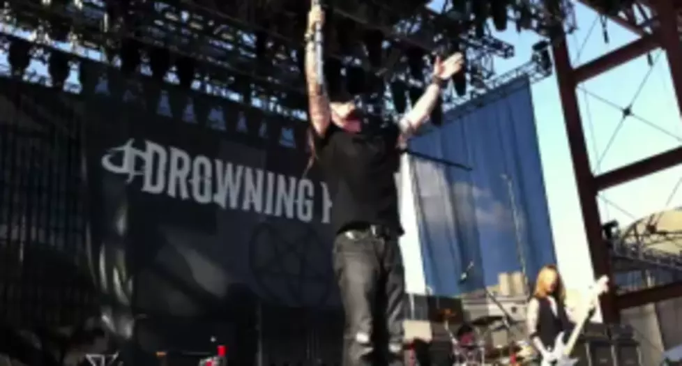 Drowning Pool LIVE &#8211; Ryan McCombs Jumps Into Crowd [VIDEO]