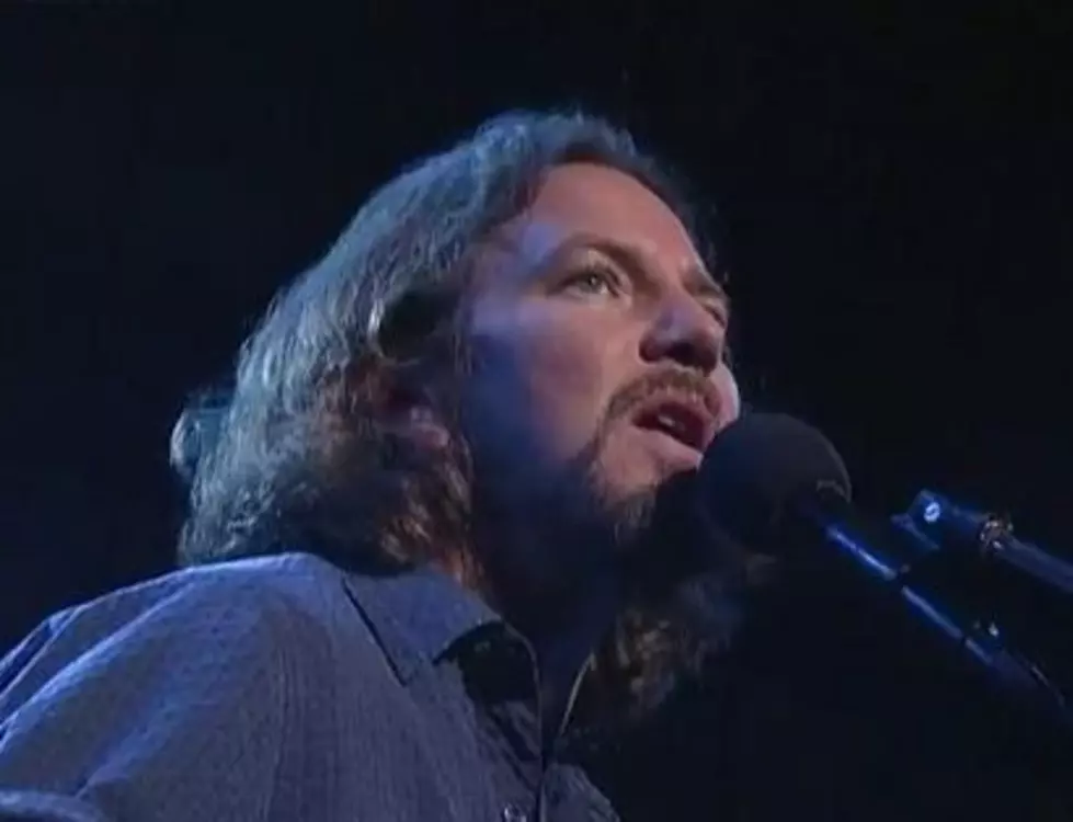Eddie Vedder Pays Tribute To Clarence Clemmons On Letterman [VIDEO]