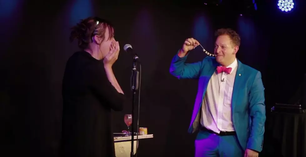 Magician Proposes to His Girlfriend in the Middle of a Trick [VIDEO]
