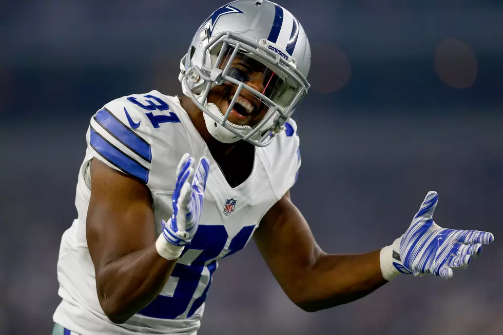 Cowboys Cornerback Dislocates Knee, Pops It Back In Like Nothing Happened [VIDEO]
