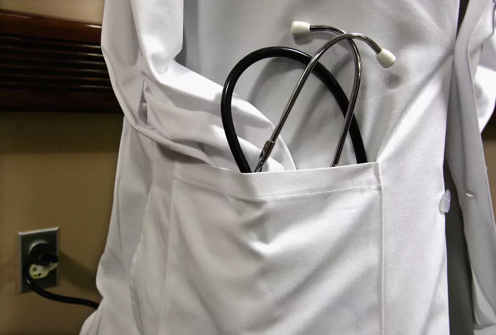 Texas Woman Gets Out of Police Custody by Stealing Doctor&#8217;s Coat