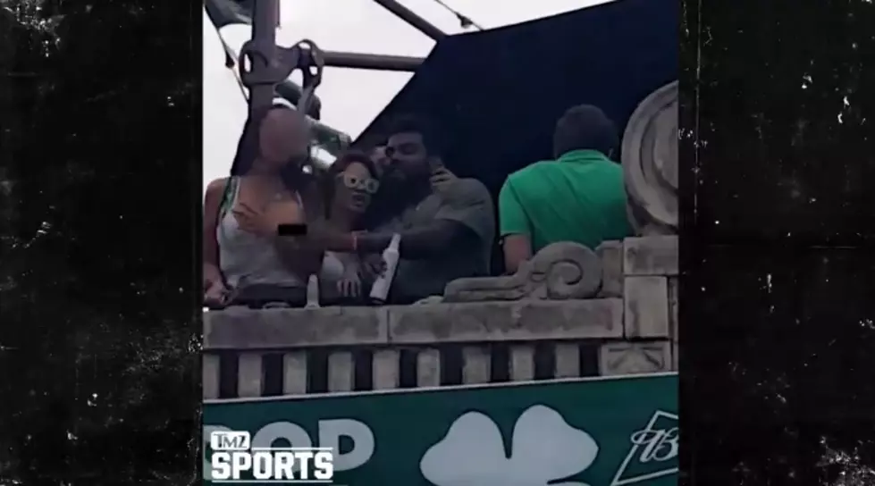 Dallas Cowboys Running Back Ezekiel Elliot Pulls Down Woman’s Top at St. Patrick’s Day Parade [VIDEO]