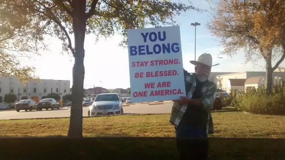 Photo of Texas Man Holding ‘You Belong’ Sign Outside Mosque Goes Viral