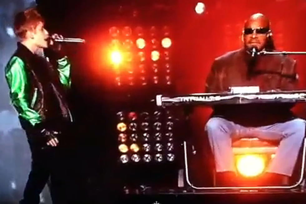 Justin Bieber Performs With Stevie Wonder + Drew on ‘X Factor’ Finale
