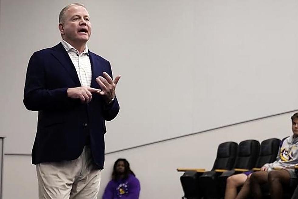 Brian Kelly Holds First Meeting with LSU Football Team [VIDEO]