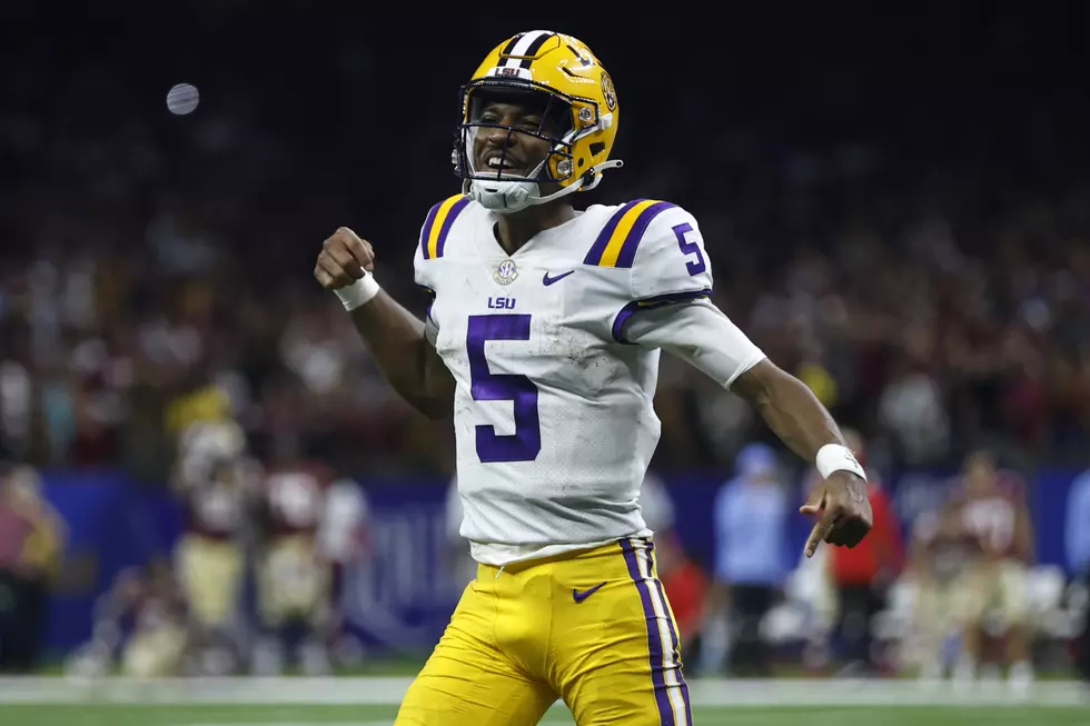 Jayden Daniels Will Stay at LSU to Play Next Year